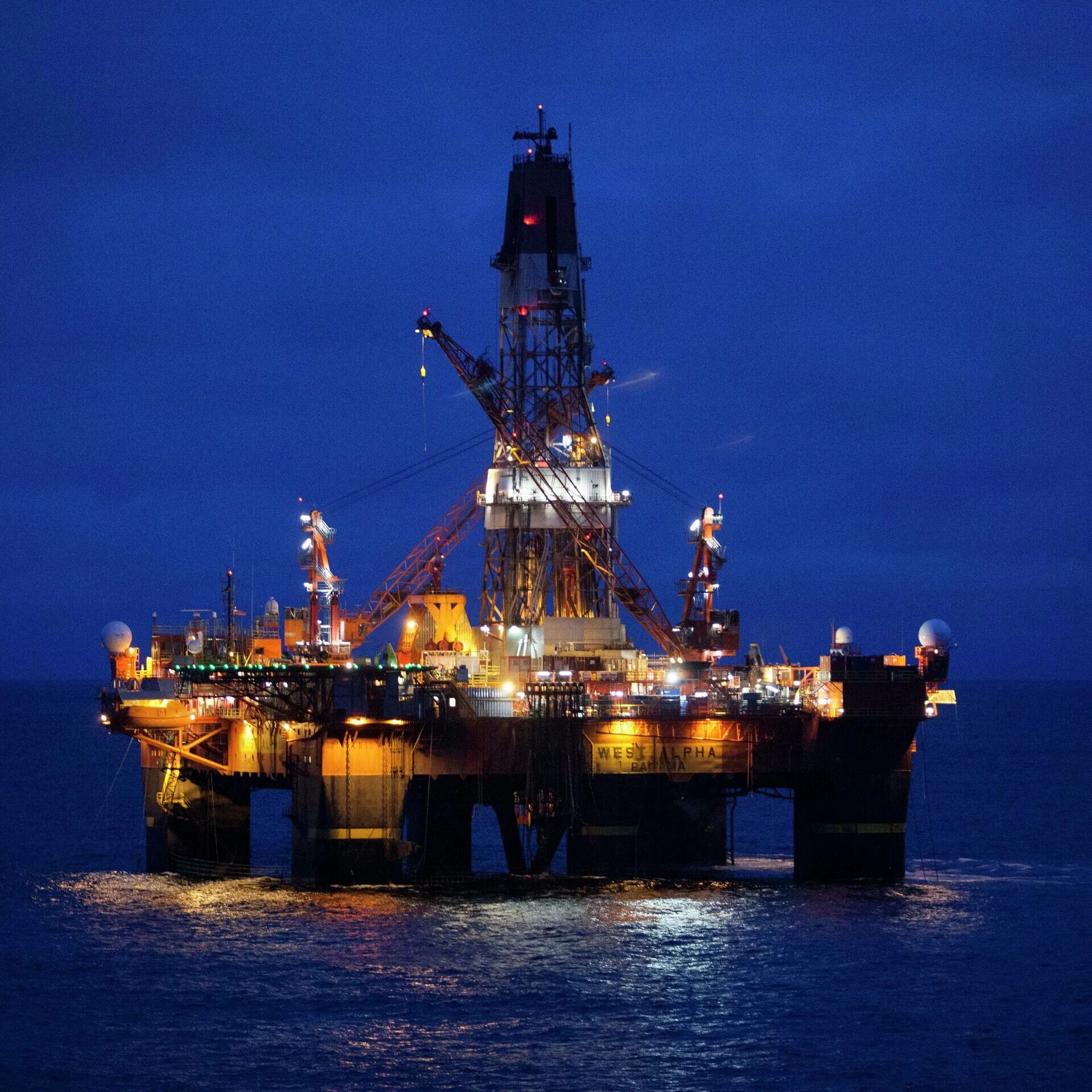 Буровая в море работа. Приразломная бурение. нефтедобывающая морская платформа хайберния. ппбу северное сияние. платформа роснефть в карском море.