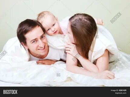 Папа зашел к дочке спальню