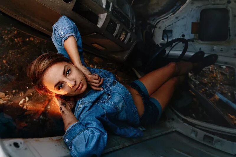 Девушка в кабине. Волга газ 2410 девушка. Девушки и автомобили. Фотосессия с волгой. Девушка в кабине грузовика.