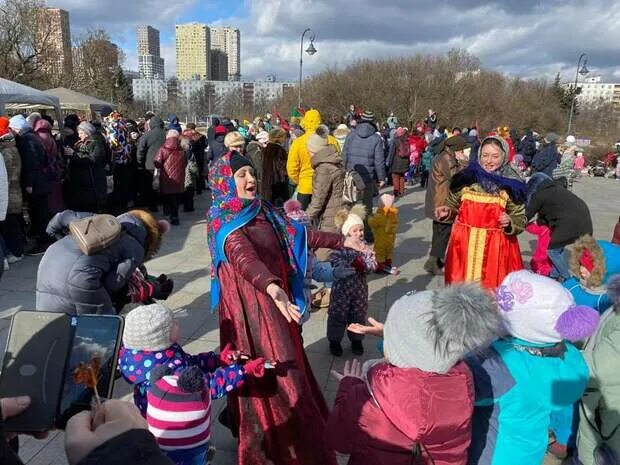 Масленица одежда на праздник. Масленица в Крутицком подворье. Сиреневый сад Масленица. Подворье на Масленицу.