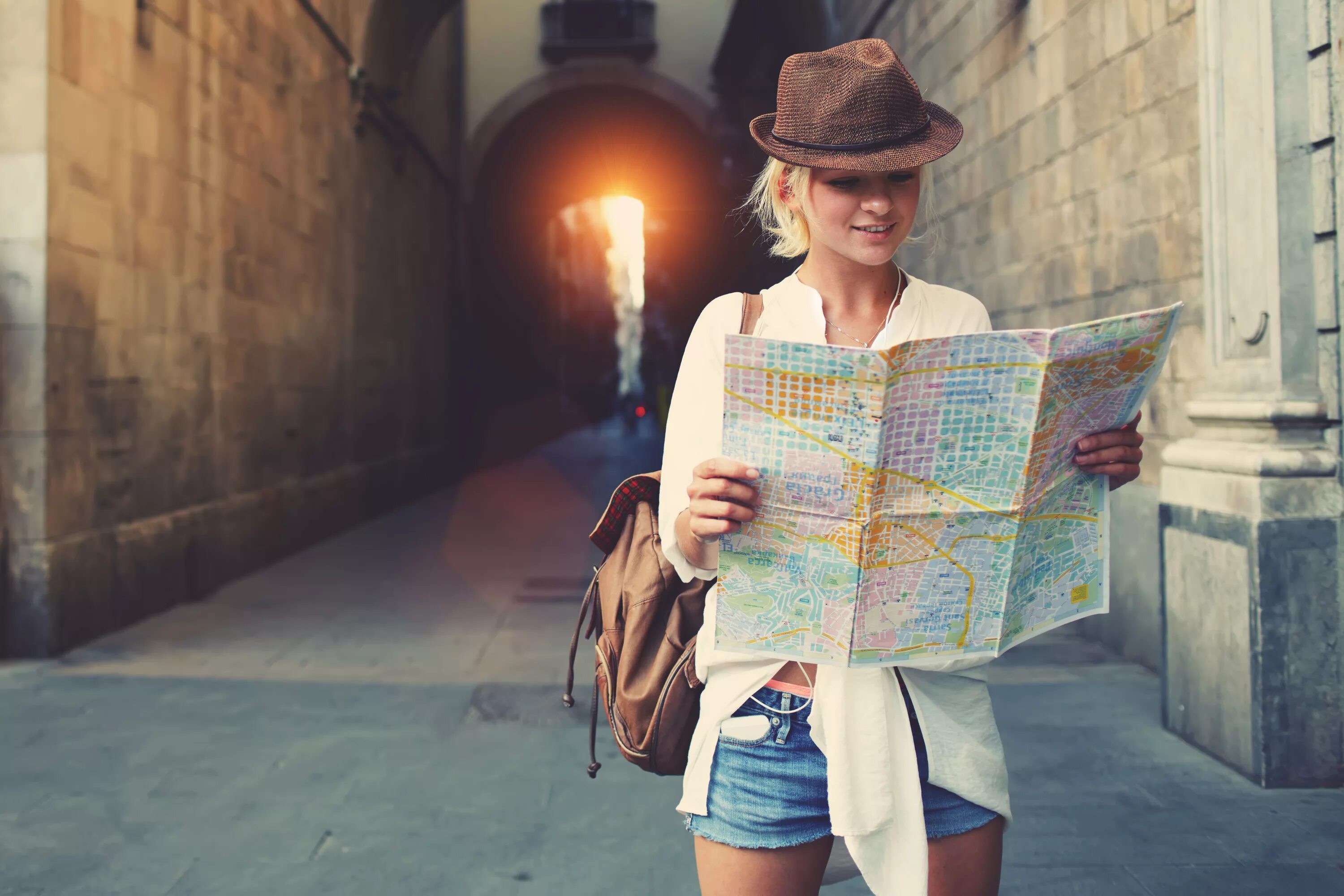 Чтение про путешествие. Девушка путешествует. Женщина в путешествии. Женщина зв путешествии. Девушка путешественница.