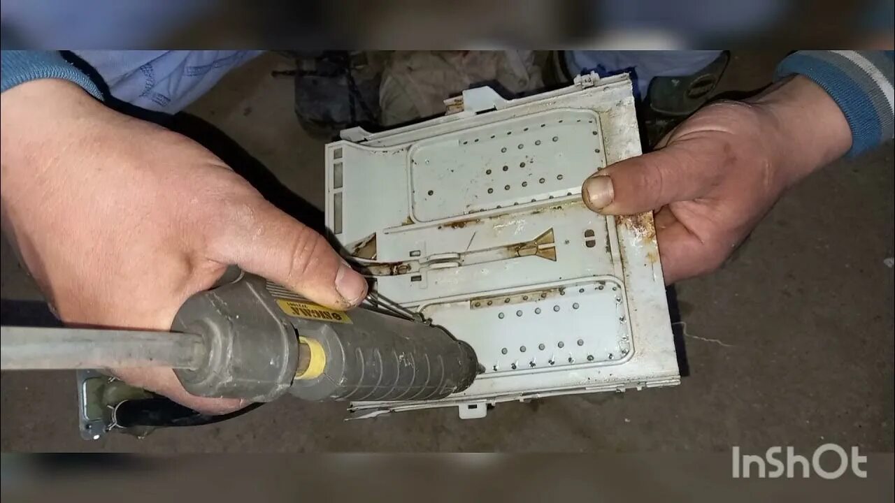 Лоток для стиральной машины самсунг. Стиральная машинка снизу. Лоток для порошка в стиральной машине индезит. Стиральная машина течет из под лотка. Лоток для стиральной машины самсунг.