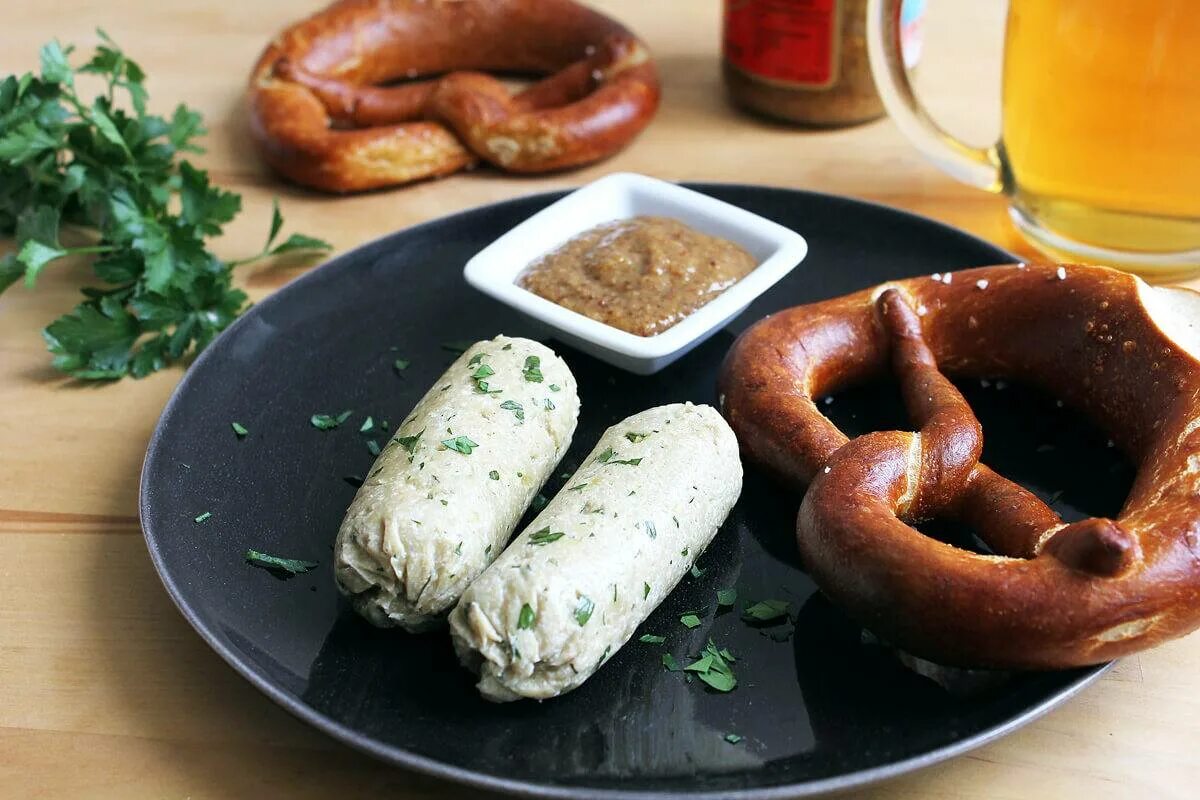 Белые колбаски. Вайсвурст. мюнхен вайсвурст. вайсвурст колбаски. weisswurst белая баварская колбаса.
