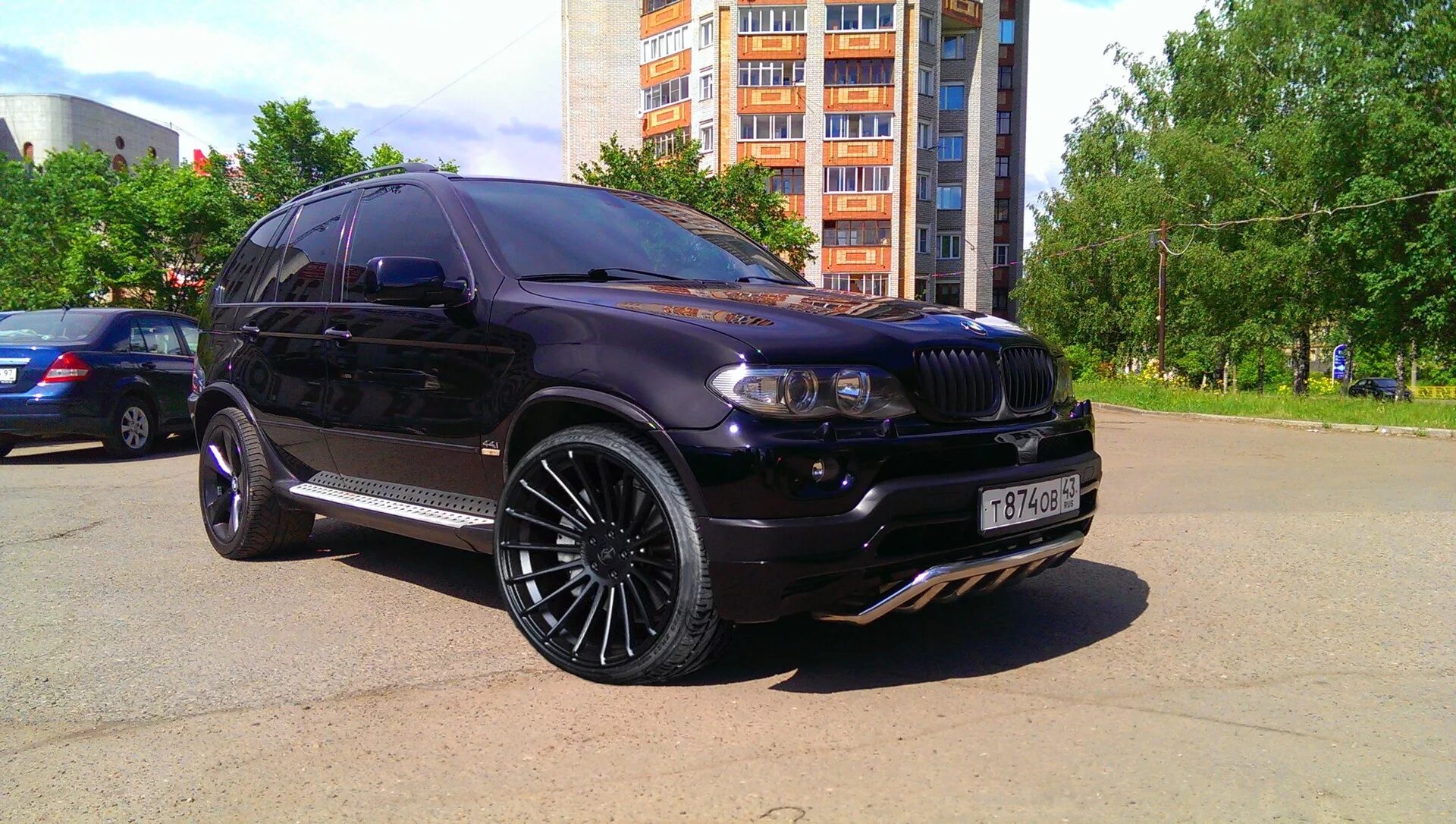 Шины бмв х5 е53. BMW x5 e53 r22. BMW x5 e53 колеса. BMW x5 e53 на r22 Hamann. R22 на БМВ е53 х5.