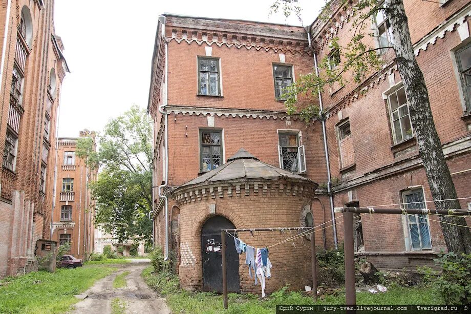 Пролетарские казармы тверь. Морозовские казармы тверь. Казармы двор. Казарма во дворе пролетарки тверь. Тверь казармы морозова.