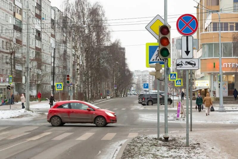 Светофор новгородская область. Перекрёсток Логинова Новгородский. Светофор Архангельск Новгородский. Перекресток Логинова Новгородский Архангельск. Новгородский Логинова Архангельск.