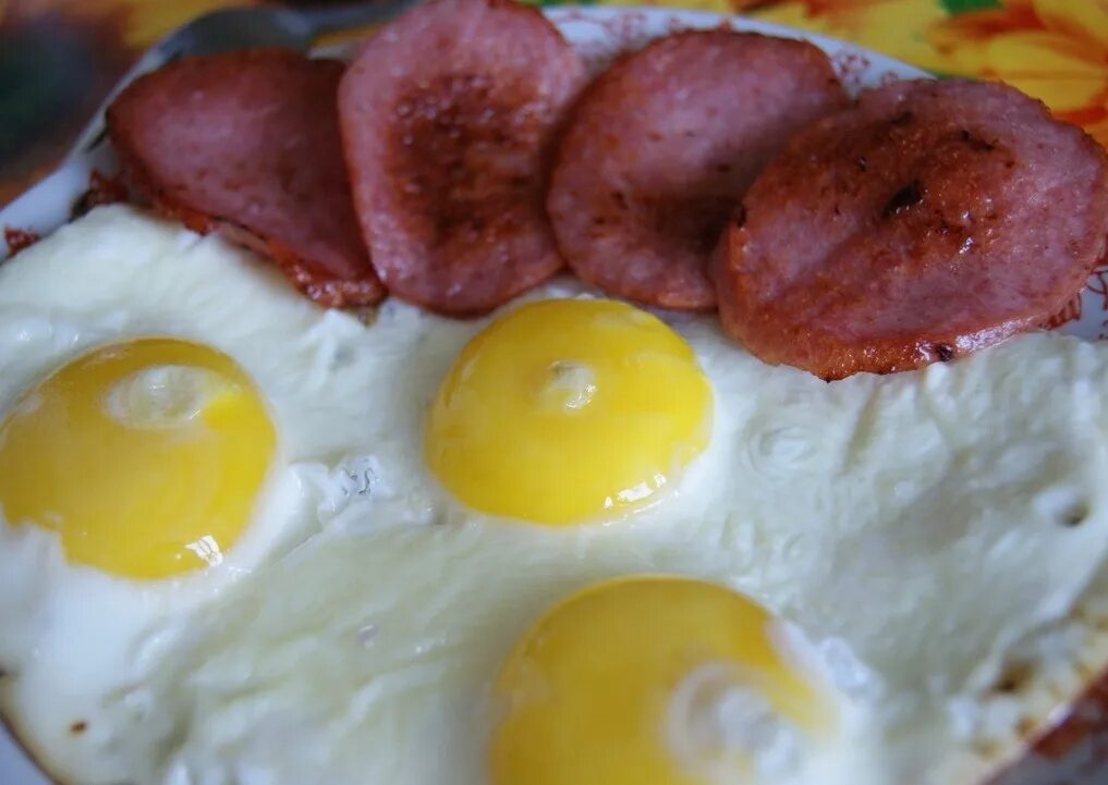 Яичница глазунья 3 яйца. Яичница с колбасой. Глазунья с колбасой. Жареная колбаса с яйцом. Завтрак яичница с колбасой.