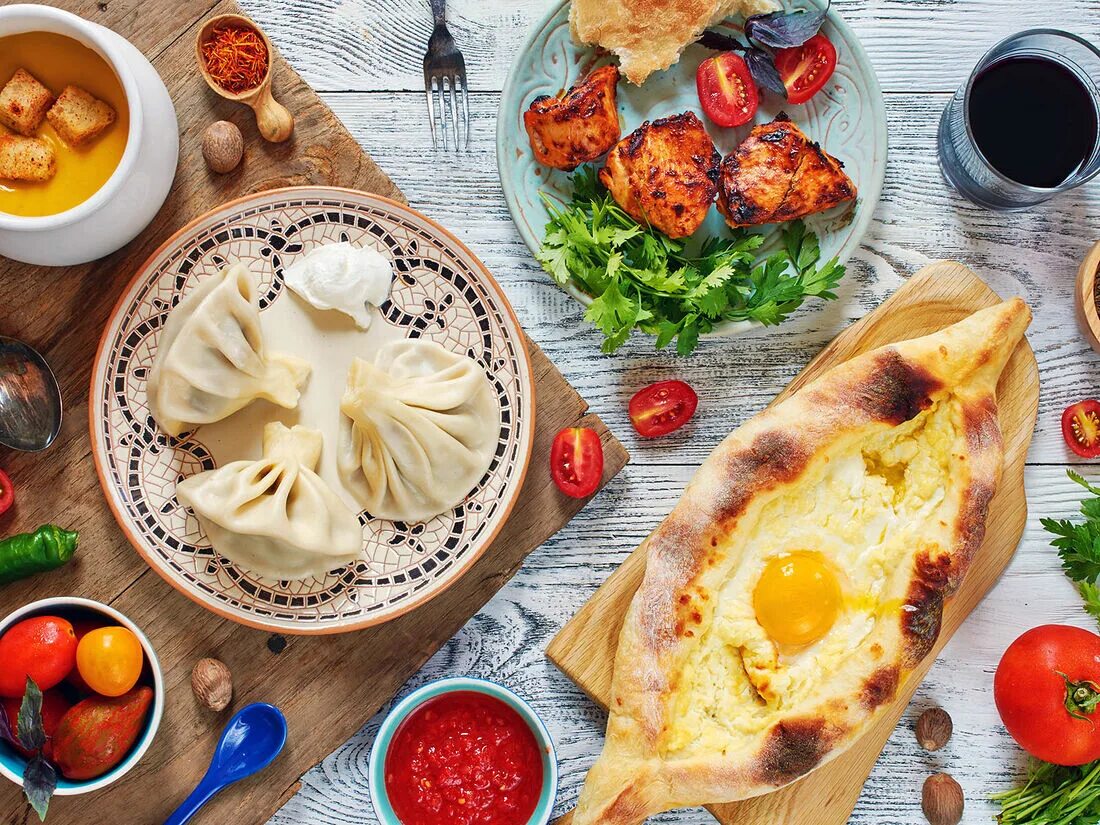 Грузинские блюда на столе. Georgian food. Завтрак по грузински. Национальная еда грузии. Грузия еда.