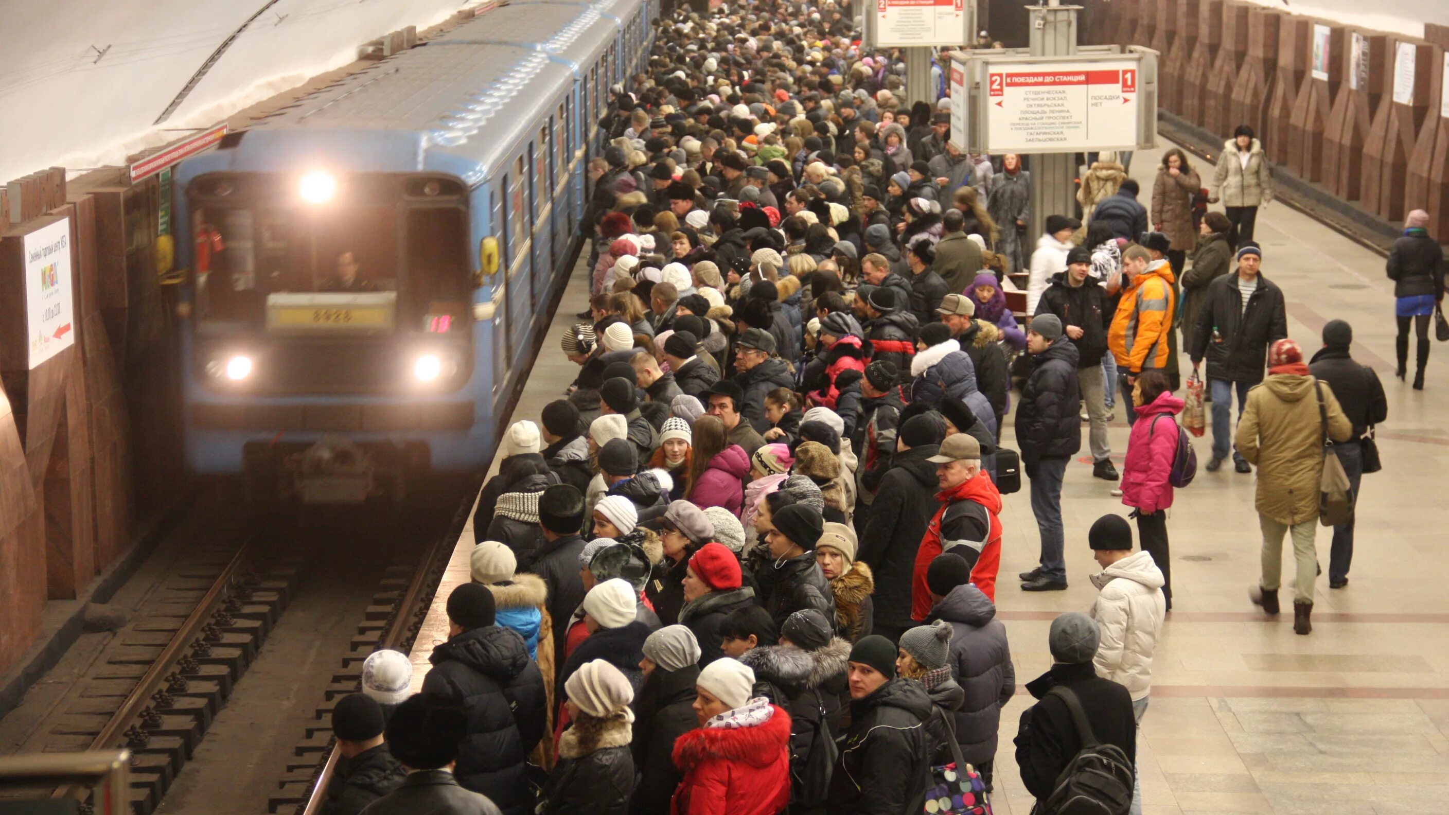 Можно метро выйдя. Час пик площадь Маркса метро Новосибирск. Люди на платформе метро. Люди ждут поезд в метро. Люди в метро на перроне.