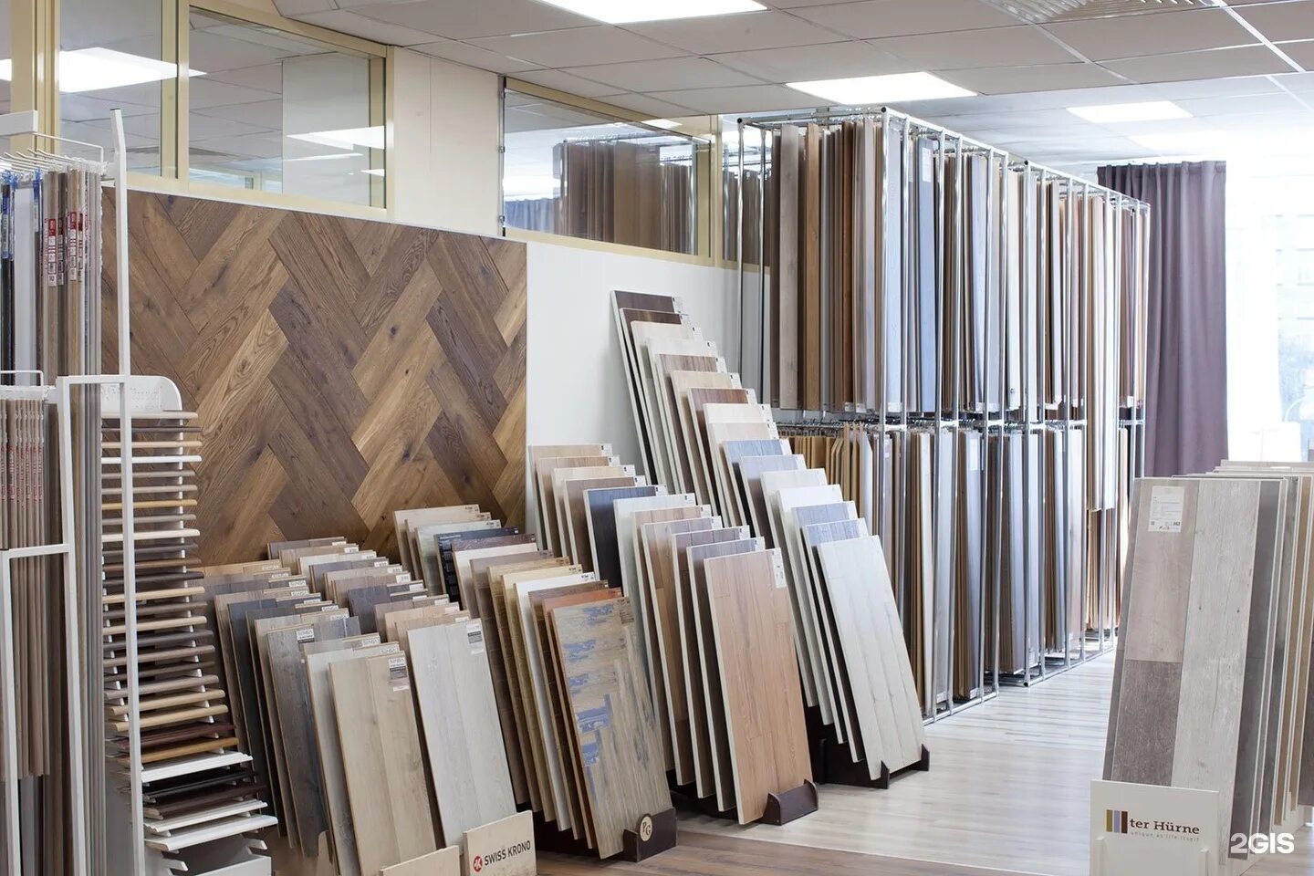 Салон напольных покрытий. Материалы для мебели. Магазин напольных покрытий. Ламинационная машина для пвх профиля. Напольные покрытия.