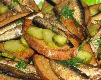 Шпроты с хлебом и огурцом