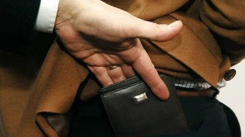Отец совершил несколько будничных движений достал бумажник