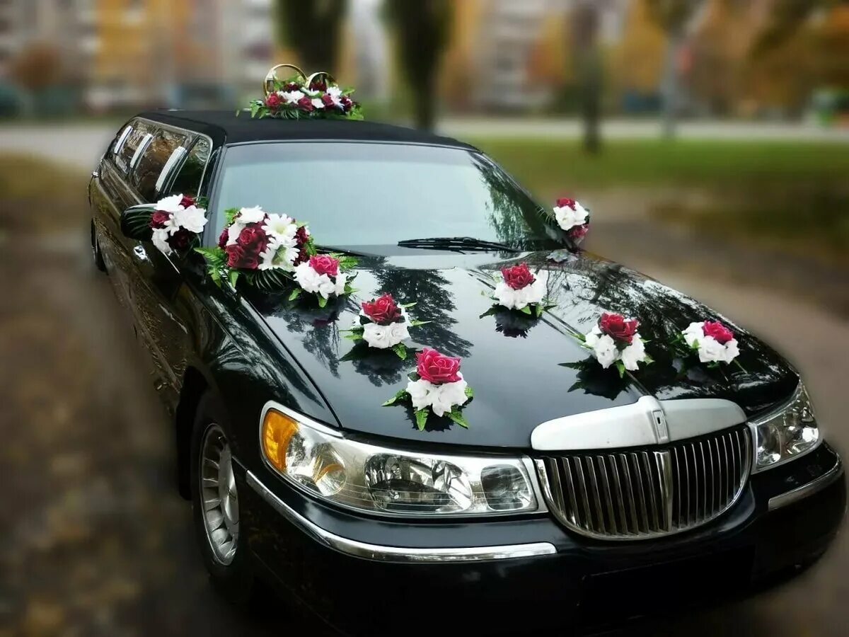 Машина будет свадьба. Свадебная машина. Украшение машины на свадьбу. Украшение свадебного кортежа. Красивые Свадебные украшения на машину.
