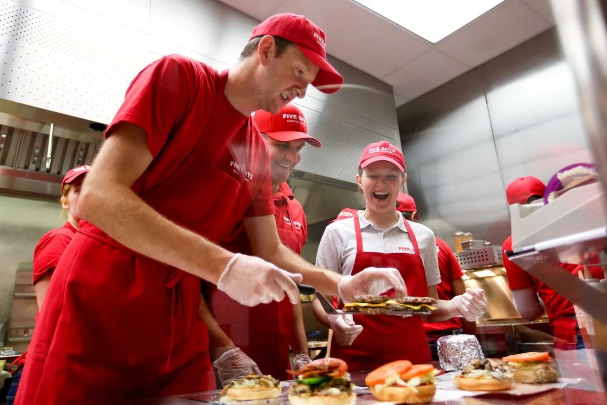 Файв гайз. Five guys Burgers Dubai. Кафе Five guys. Five guys фаст фуд Дубай. Сети фаст фуда