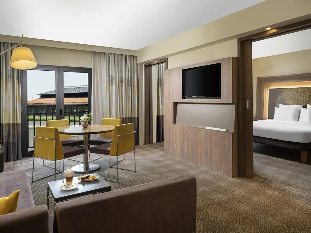 Новотель санкт-петербург фото номеров. Отель босфор стамбул. Novotel стамбул зейтинбурну. Новотель стамбул босфорус ресторан. Завтрак отель новотель.