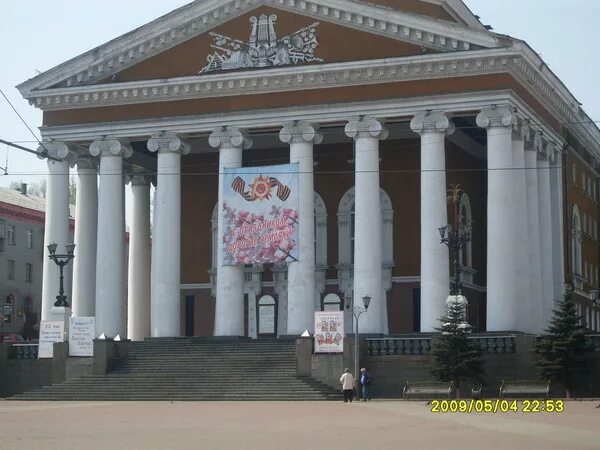 Прокопьевск драматический театр Прокопьевский. Театр имени Ленинского Комсомола Прокопьевский. Драмтеатр город Прокопьевск. Площадь драмтеатра Прокопьевск. Театр ленинский район