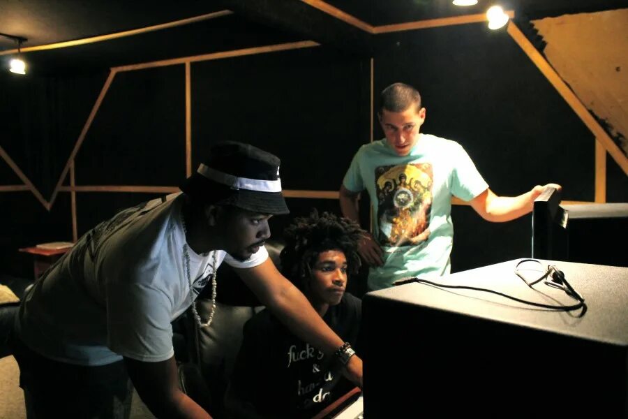 Стим никита легостев. Репер и музыкант вместе работают курьерами. Репер и музыкант вместе работают курьерами. Рэпер на улице. Алишер моргенштерн 2020.