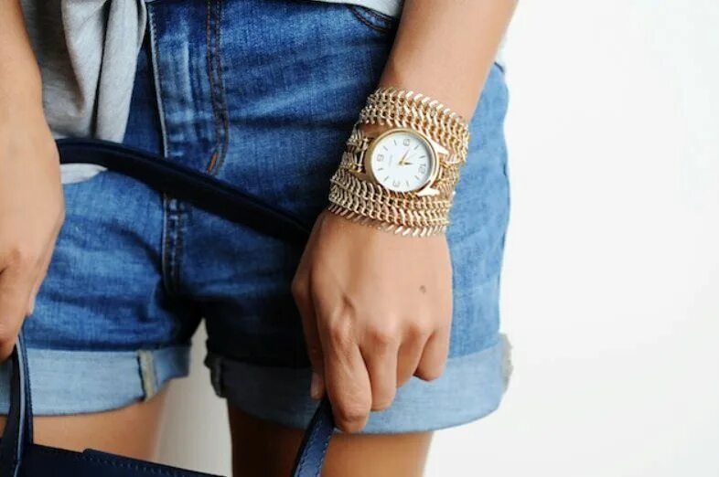 Часы с широким браслетом женские. Часы с ремешком на руке. Часы браслет цепочка. Часы с кожаным браслетом. Ручной браслет часы
