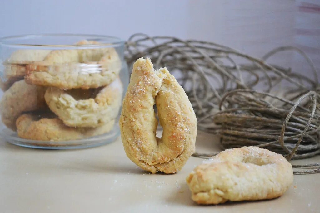 Итальянское печенье используемое. Итальянский десерт бискотти. Печенье италия кантуччи. Сухарики бискотти вкуснейшее итальянское печенье. Итальянское лимонное печенье.