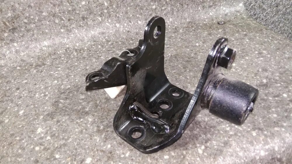 Кронштейн крепления бампера рав 4. Toyota 52085-42040 кронштейн бампера. Рав 4 кронштейн. 81195-48090 / toyota / крепление. Кронштейн крепления кпп тойота рав 4 2011 года.