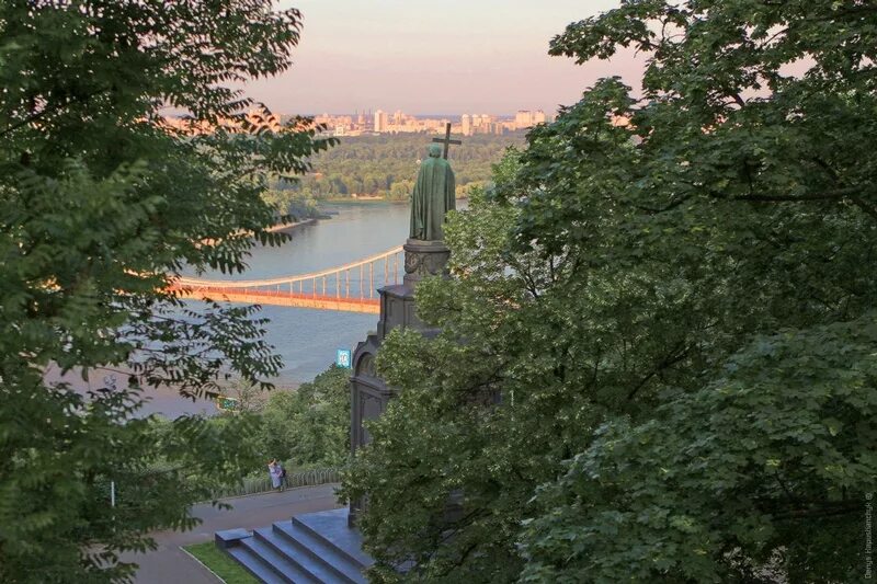 Киев летом. Владимирская горка в Киеве фото. Владимирская горка в Киеве лето. Панорама Киева фото. Город на месте киева