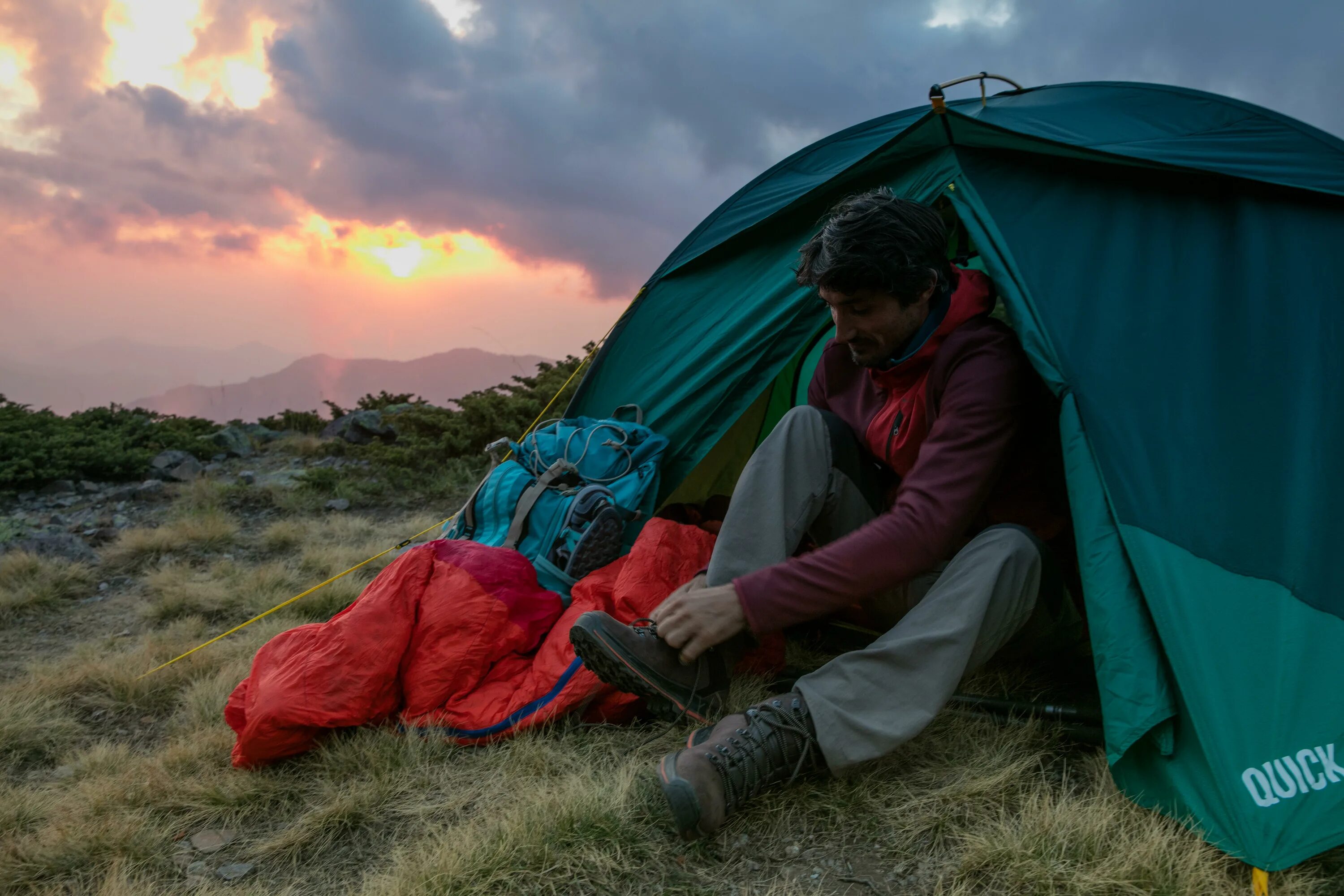 Туристы купили палатку. Тибетская палатка. Палатка Quechua Forclaz 2. Палатка на природе. Поход с палатками.