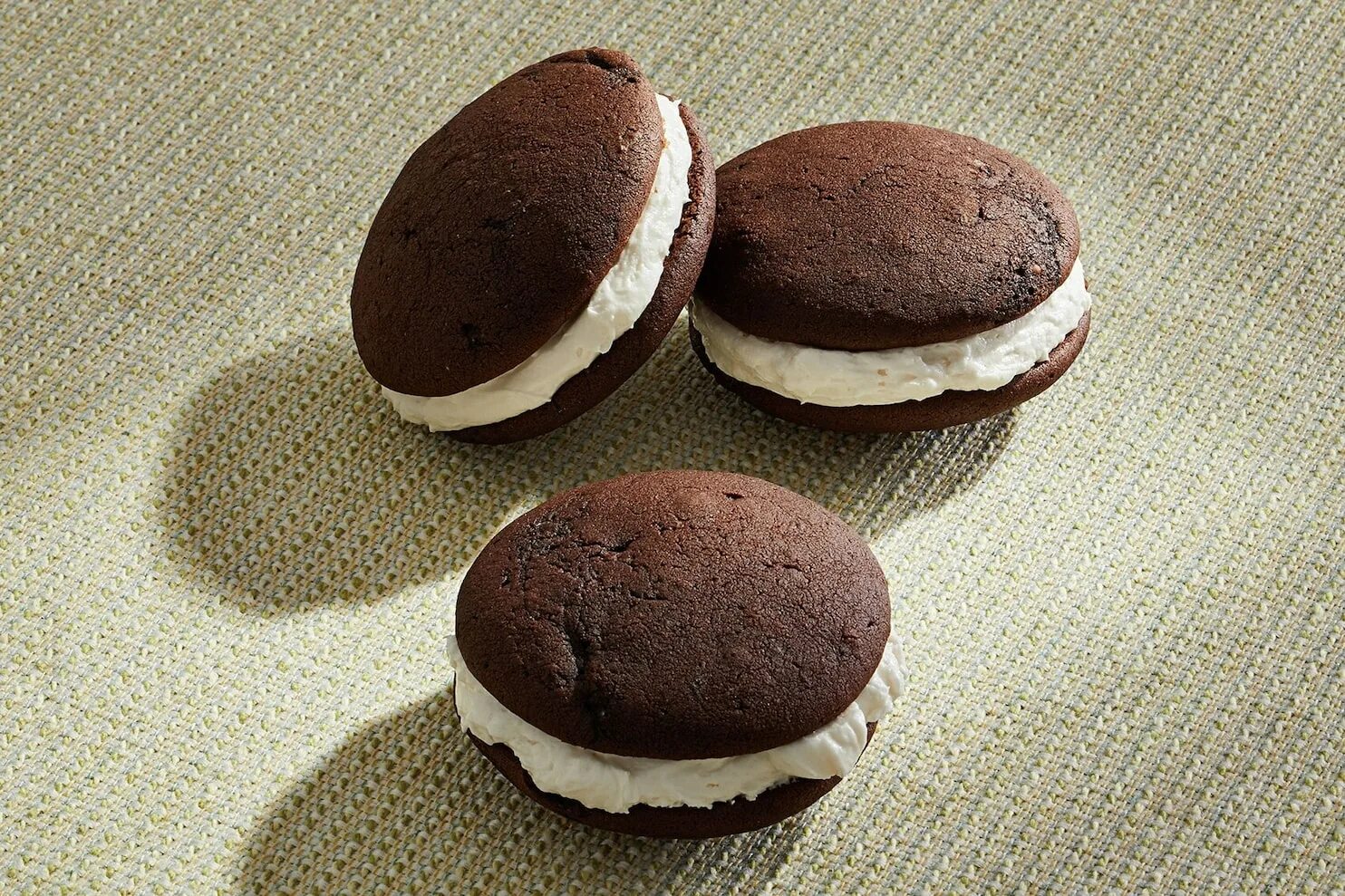 Вупи пай синнабон. Вупи пай банановый. Вупи пай. Вупи пай с меренгой. Вупи десерт.