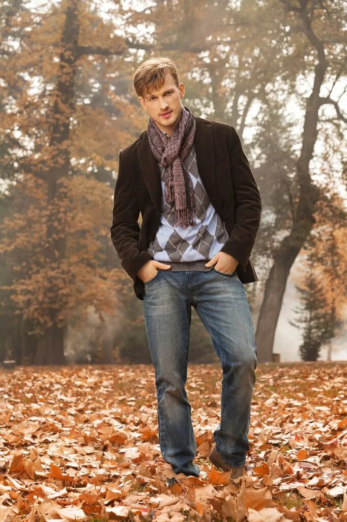 Парень с улицы в темных очках. Фотосессия парня в городе. Даниил хаустов. Фотосессия мужская на улице осень. Красивые парни 14 лет на улице.