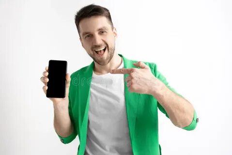Человек показывает телефон