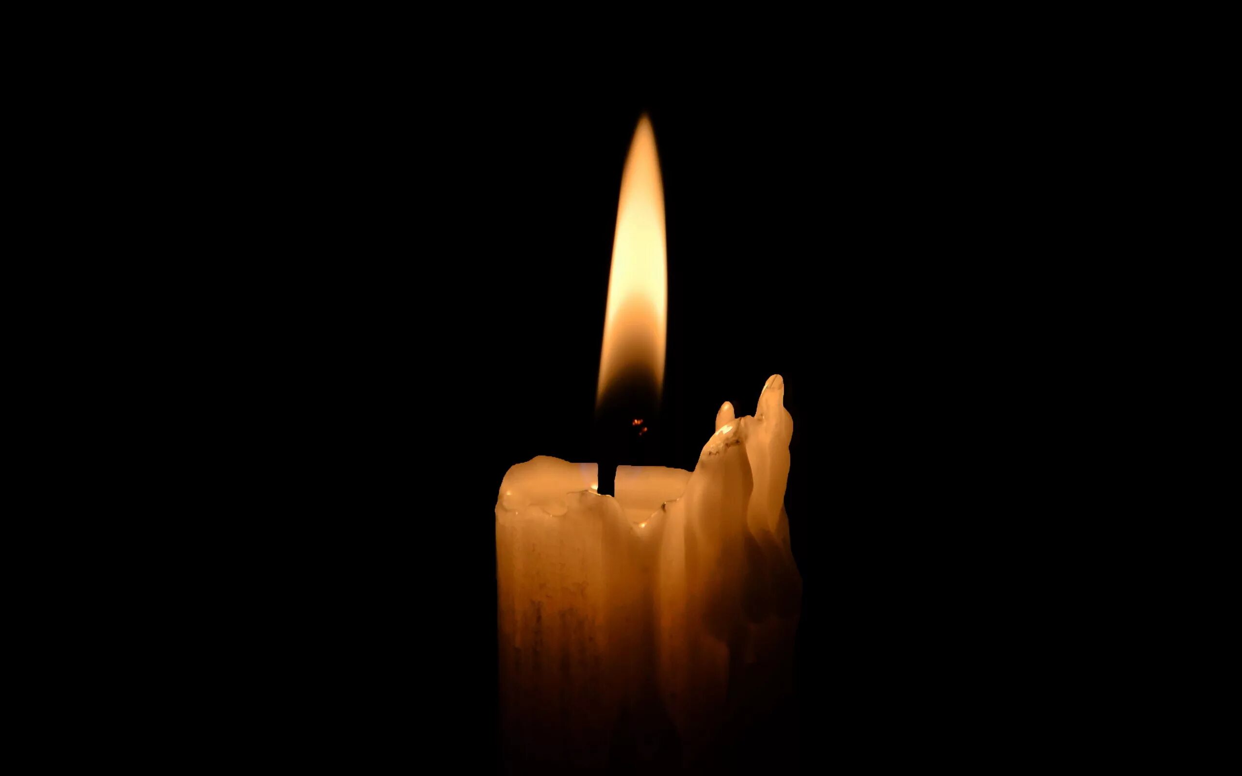 Свеча скорби. Свеча на темном фоне. Траурная свеча. Траурная свеча на черном фоне. Горящая свеча 22.03 2024