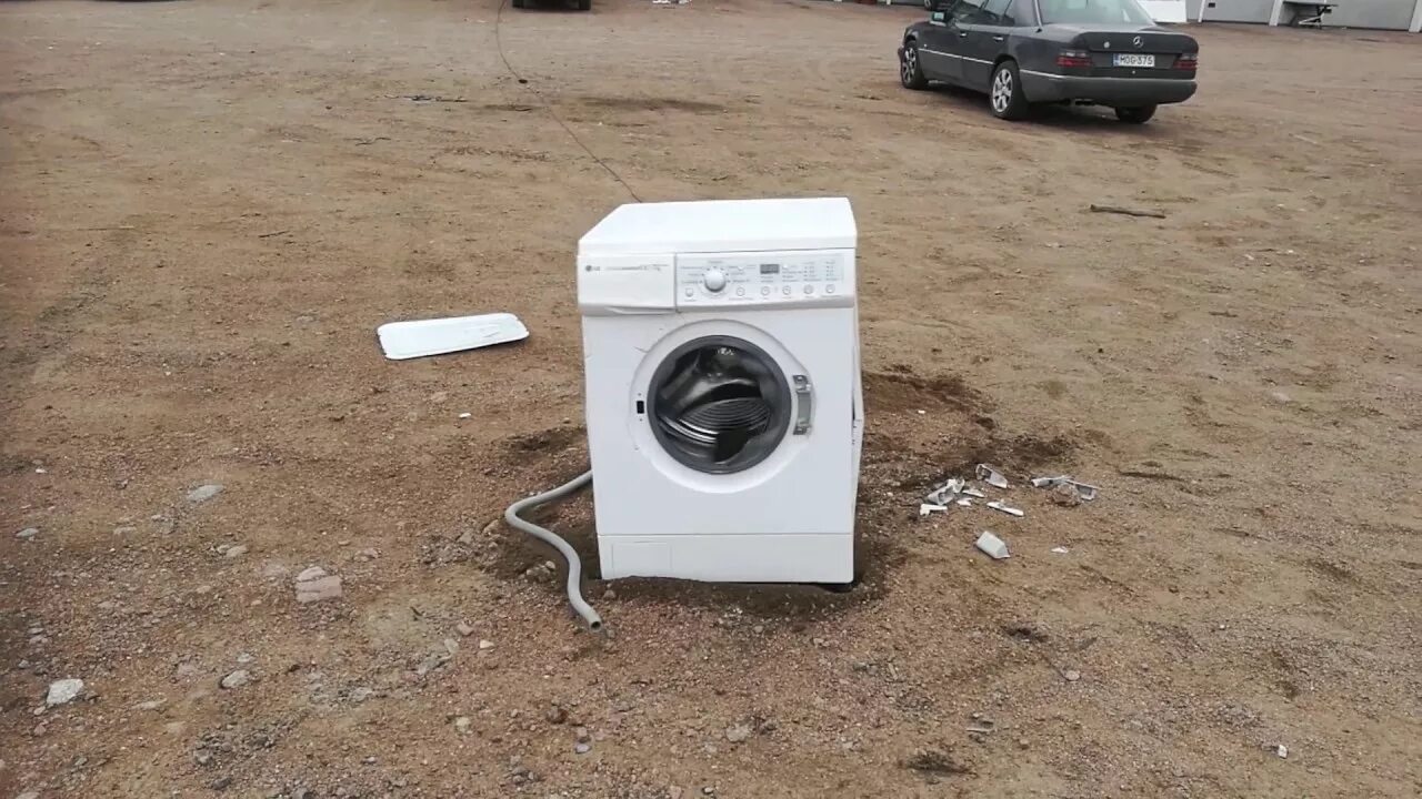 Сломанная стиральная машина. Поломанная стиральная машина. Разбитая стиральная машина. Сломалась стиральная машинка.