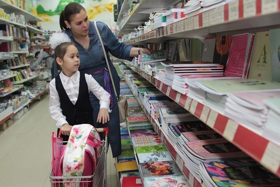 Выплаты идущим в школу. Выплаты на детей к школе. Сборы ребенка в школу. Школьные товары. Сбор ребенка в школу.