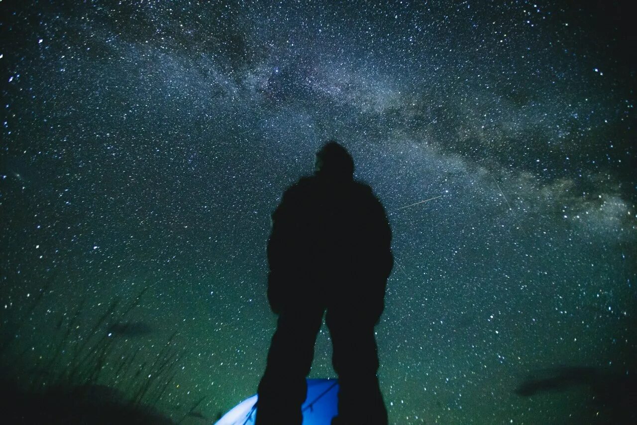 Звездное небо и человек. Бездна космоса. Звездная бездна. Взгляд в небо. По ночам несмотря на звездное небо