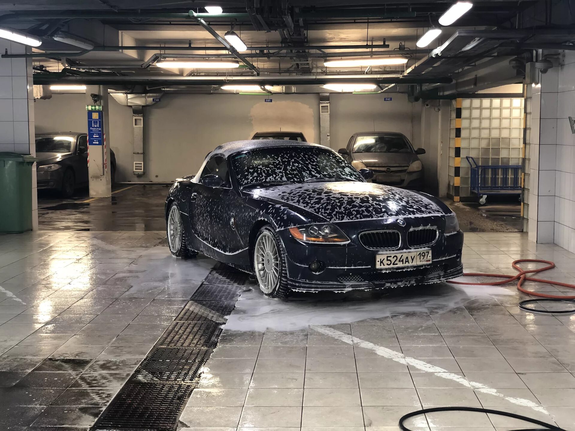 гараж живопись. гараж иллюстрация. нарисованный гараж. порше 911 в гараже. гараж ракушка из сэндвич панелей.