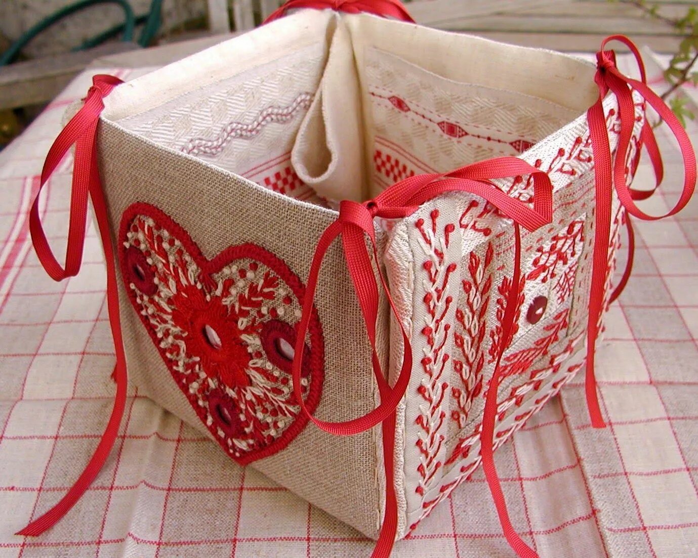 Сшитые коробочки. Коробочки из ткани. рукодельные коробки. штучки для рукоделия. вышитая складная шкатулка для шитья.