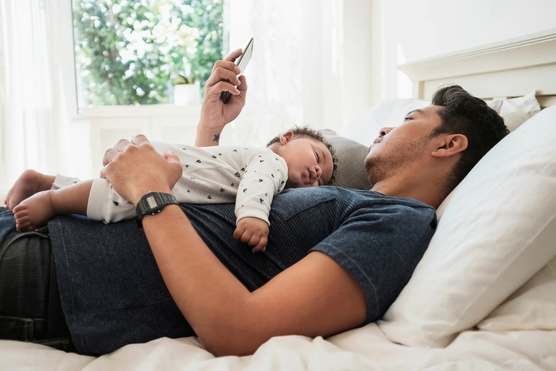 Сон семья. New parents. Father with sleeping Baby. Father and Baby sleeping Wallpaper Phone. Собираюсь стать отцом