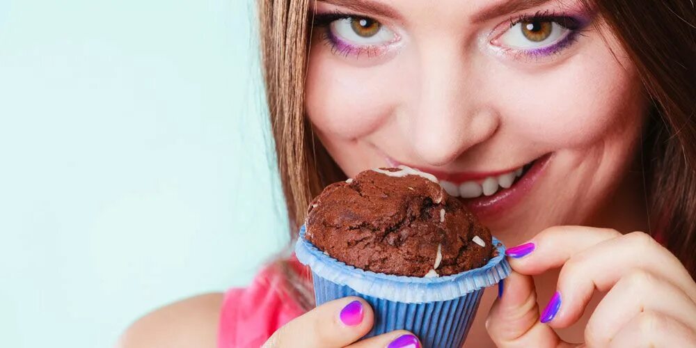 Кекс с девушкой. Костюм пироженки. Кекс с девушкой. Девушка и пирожное. Девушка с пирожными.