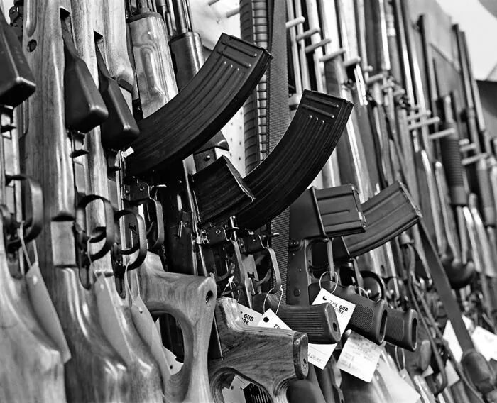 Много оружия. Оружейный рынок. Чёрный рынок оружия. Базар оружие. Черный рынок магазин