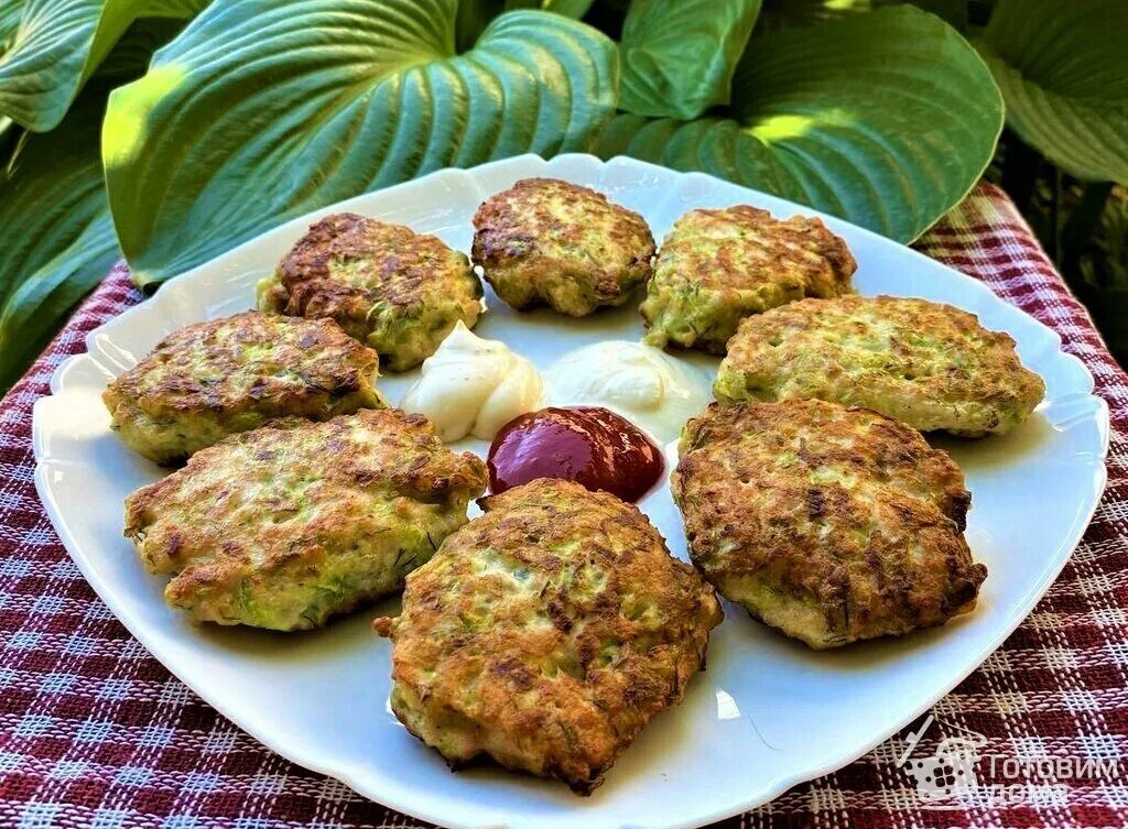 Кабачковые оладьи с фаршем. Оладьи из кабачков с куриным фаршем рецепт. Оладьи из кабачков с куриным фаршем рецепт. Оладьи из кабачков с куриным фаршем рецепт. Кабачковые оладьи с куриным фаршем.