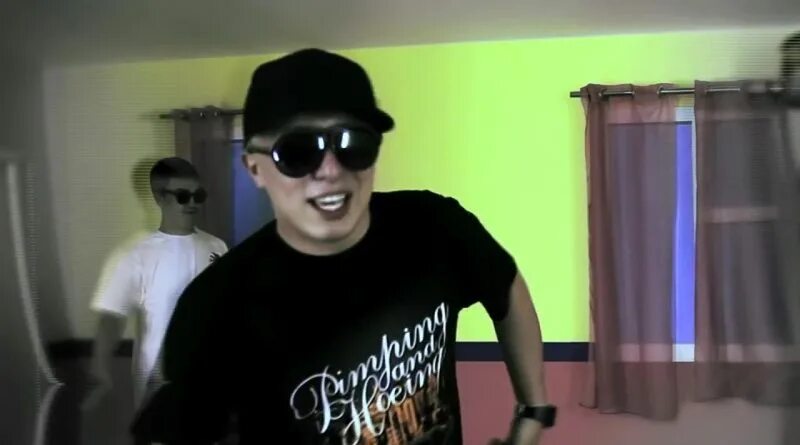 Айк дым ак 47. Парит мем. Чё ты паришься ак-47. Ака 47 че ты паришься. Чё ты паришься ак-47.