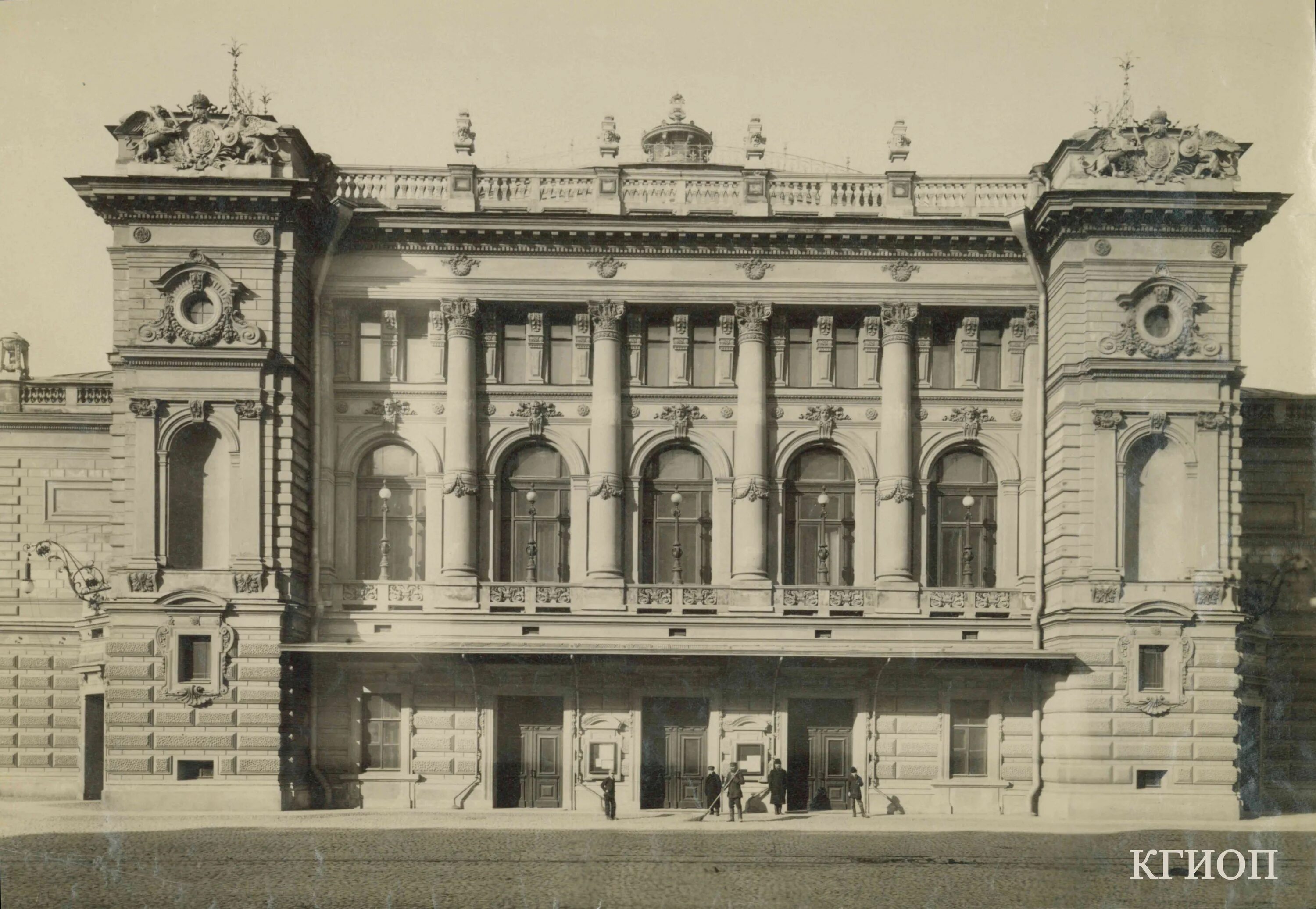 Санкт петербург здания театров. Здание Мариинского театра в Санкт-Петербурге. Мариинский театр в Петербурге 20 век. Мариинский театр Санкт-Петербург фасад. Мариинский театр Санкт-Петербург 19 век.