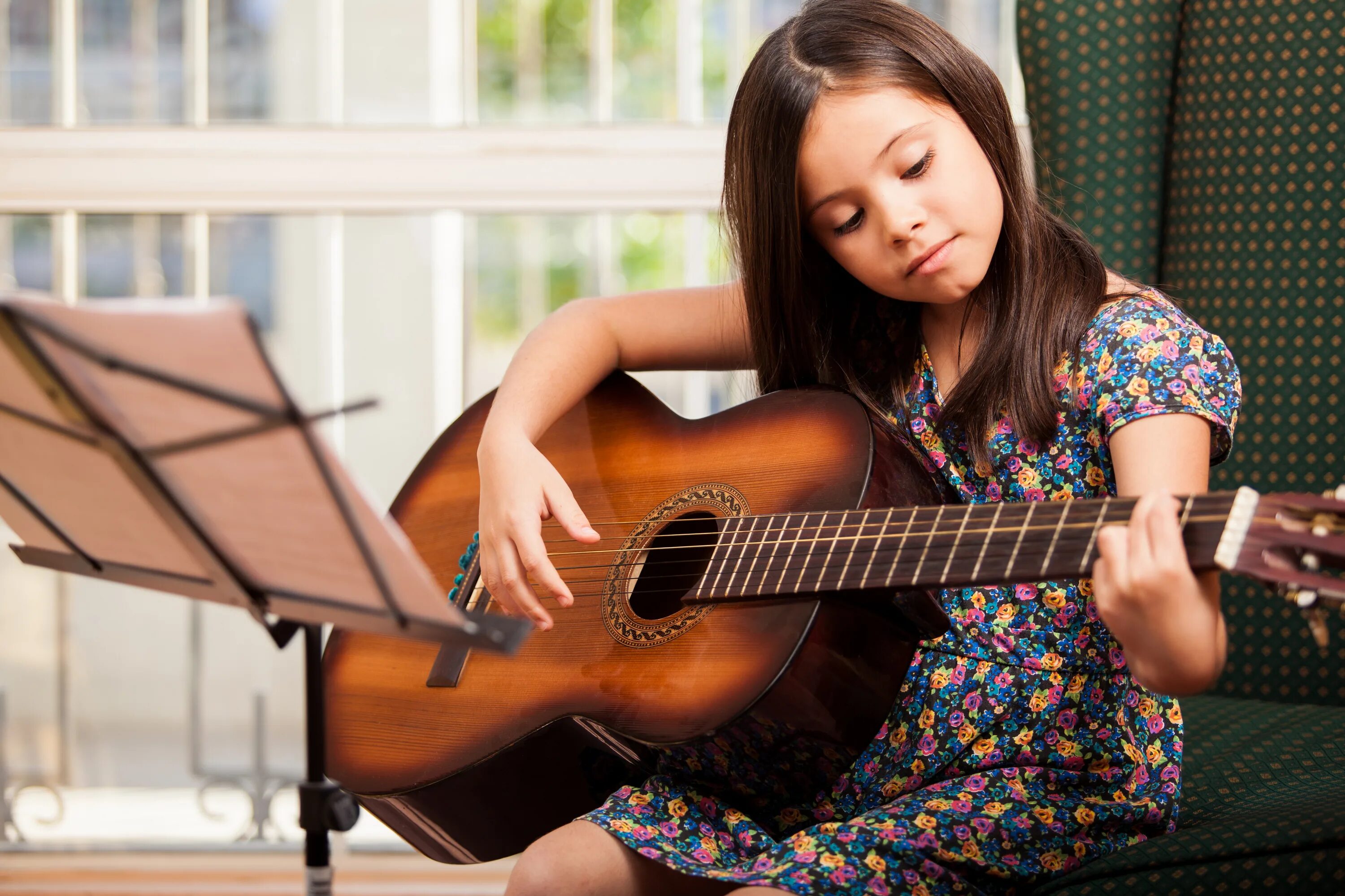 Вокальная гитара. Игра на музыкальных инструментах. Гитара для детей. Игра на гитаре. Подросток с гитарой.