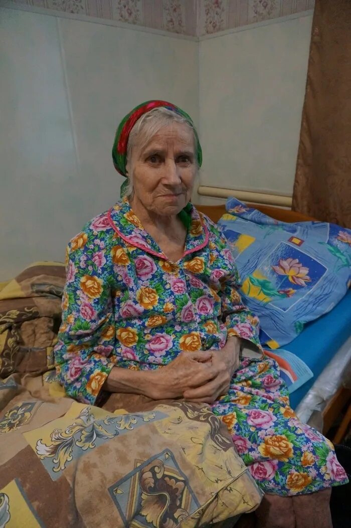 Бабушка в деревенском доме. Пожилая женщина в домашнем. Платье женское бабушка. Домашние бабульки. Бабушка.