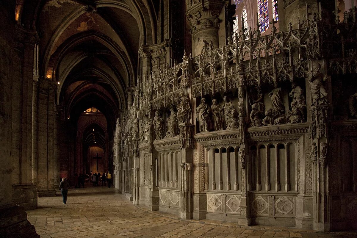 Готический собор в шартре. Симметричные готические соборы. Стены готического собора. Шартрский собор франция внутри. Готика архитектура готический собор готическая улица.