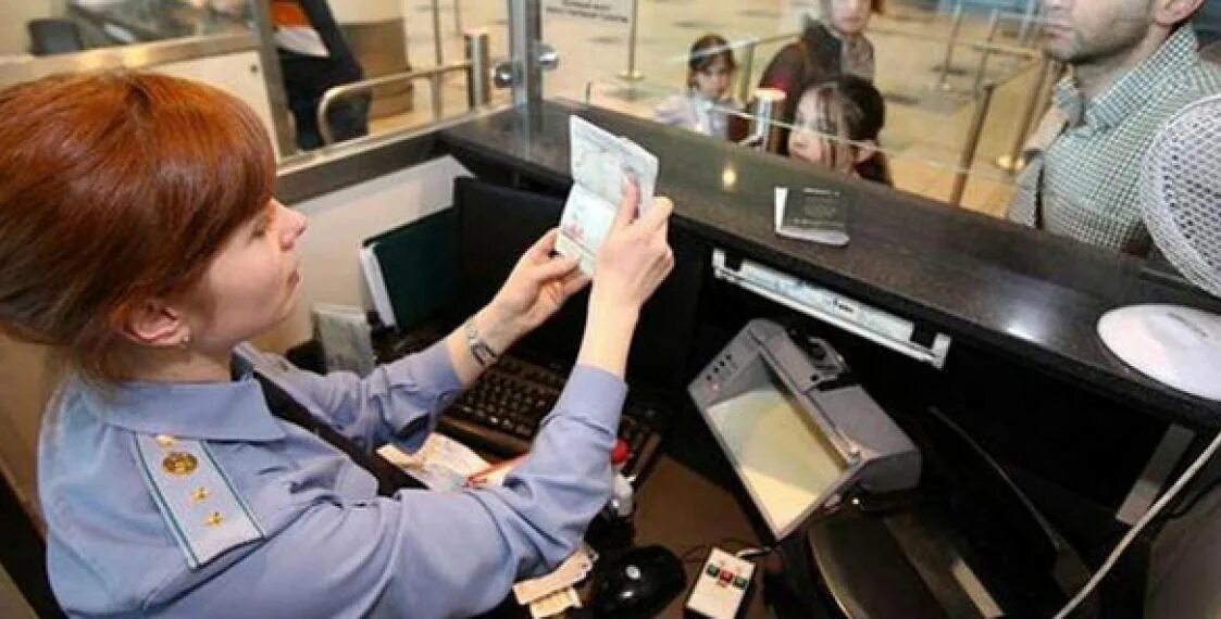 Досмотровая форма таможенника. Пограничный контроль. Таможенники аэропорта шереметьево. Таможенный контроль в аэропорту. Таможенный контроль в аэропорту.