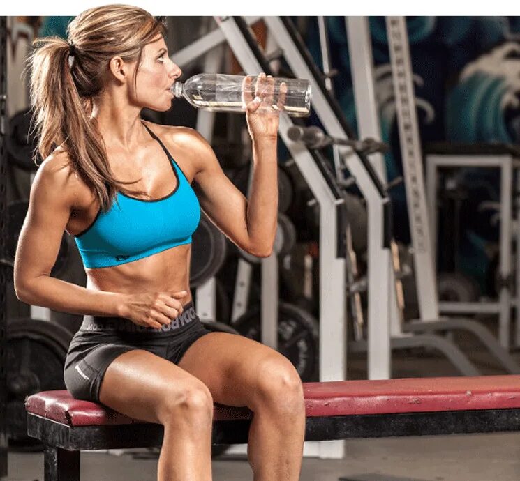 Девушка пьет воду на тренировке. Вода в зале в тренировки. Вода для тренировок в спортзале. Девушка в зале пьет воду.
