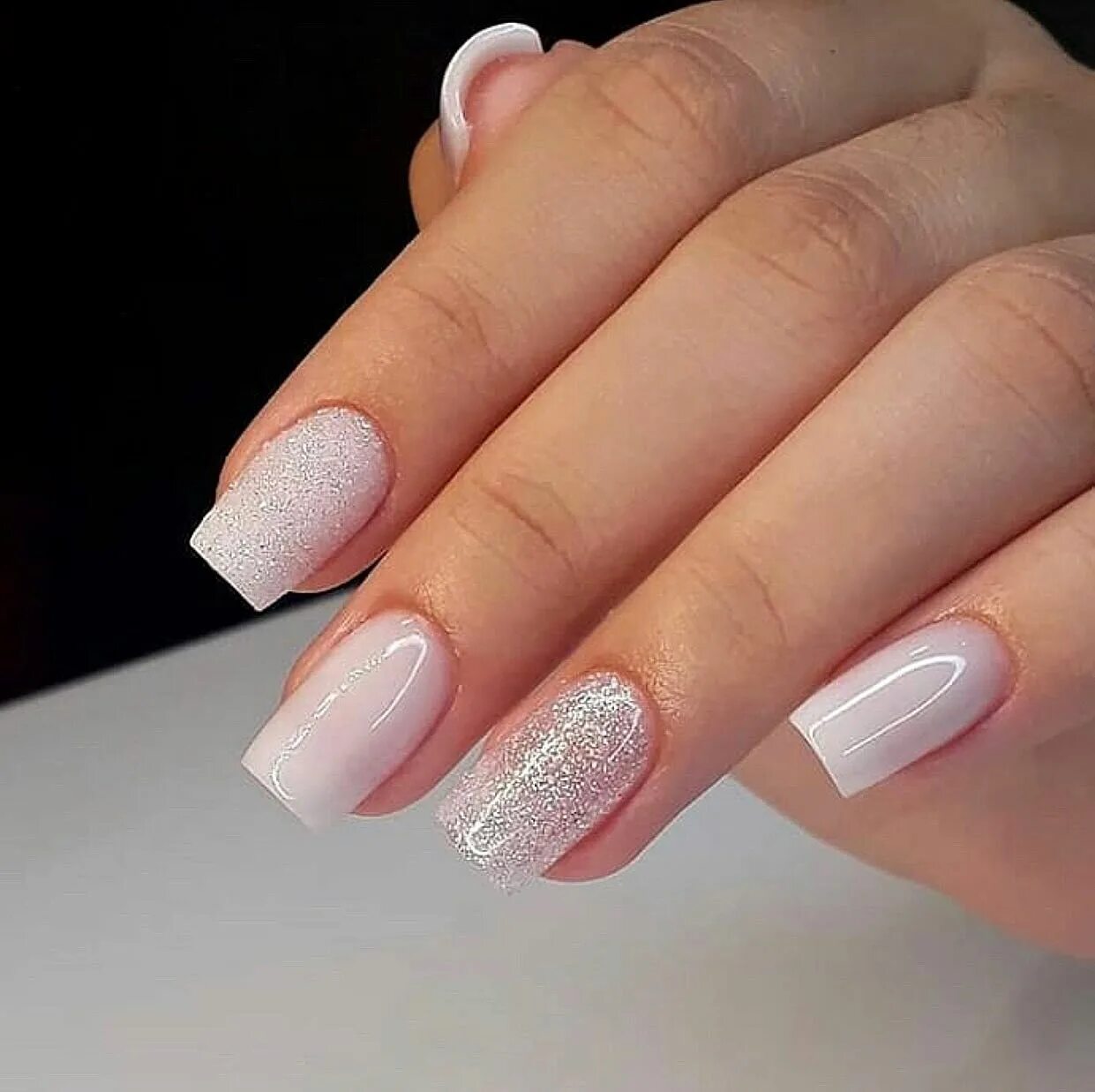 Маникюр в светлых тонах х. Маникюр пастельно голубой с бежевым. Покажи светлые ногти. Ногти светлые тона. Кремовый маникюр.