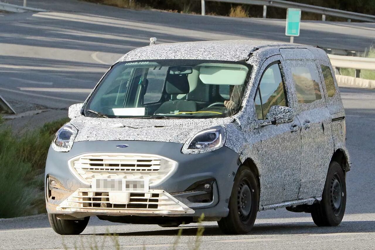 Транзит сейчас. Ford Courier 2023. Ford Courier 2022. Ford Tourneo Courier 2023. Ford Transit Courier 2023.