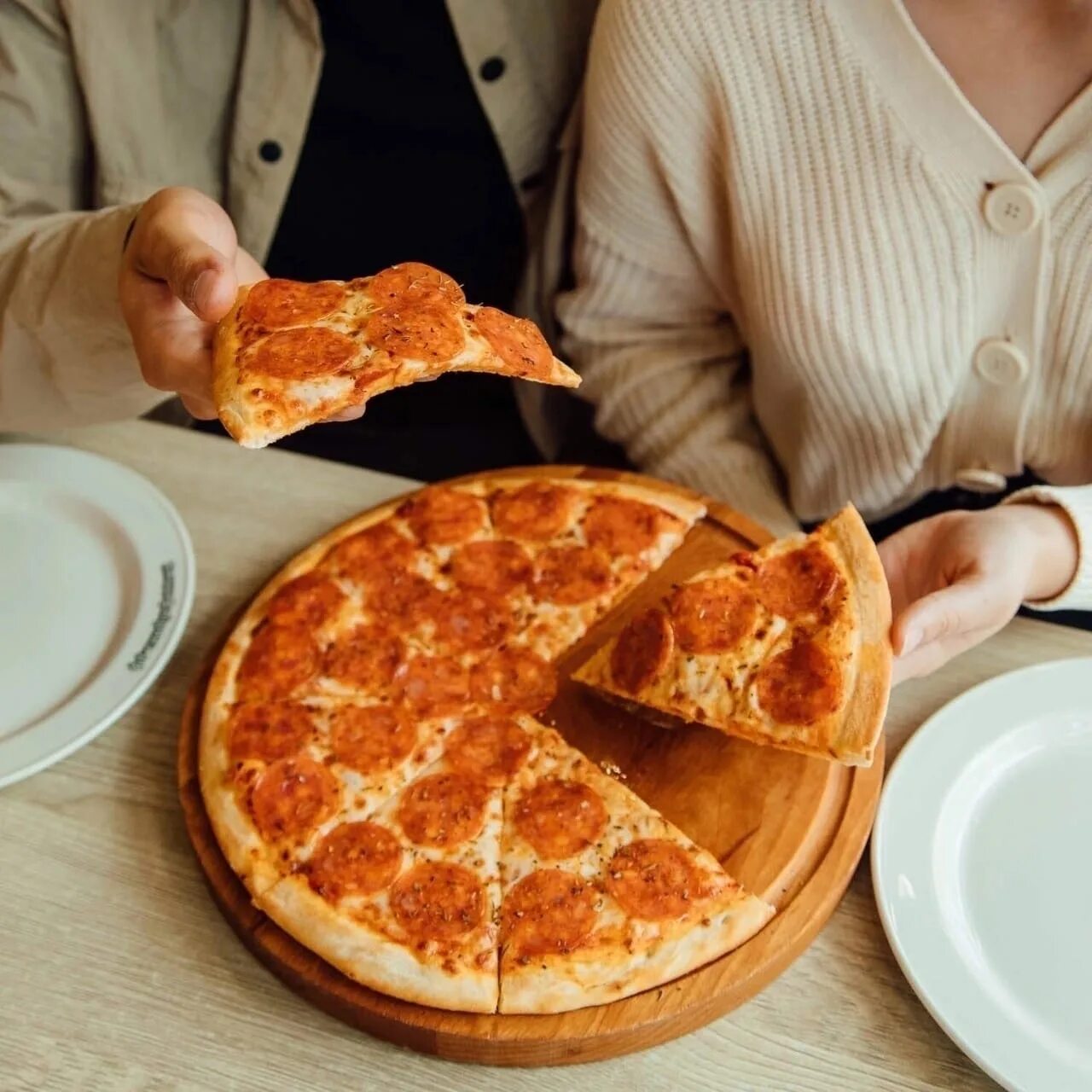 Пицца 500 рублей. 500 Пиццерия Омск. Международный день пиццы. Международный день пиццы 9 февраля. День пиццы когда празднуется в 2024.