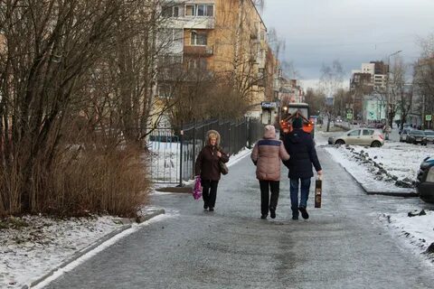 Высыпавшими на улицу
